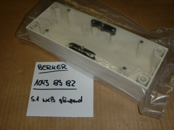1043 89 82 S.1 weiß glänzend AP-Gehäuse 3-fach